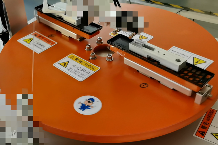 遙控器中框貼膜前后對比圖,左側為未貼膜產品,右側為貼膜后高精度貼合效果